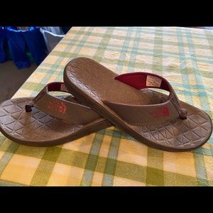 EUC The North Face flip flops